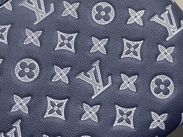 l**is V*t*n pochette to-go-30*21.5*2cm