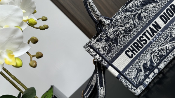 D*or mini book tote-21.5*13*7.5cm