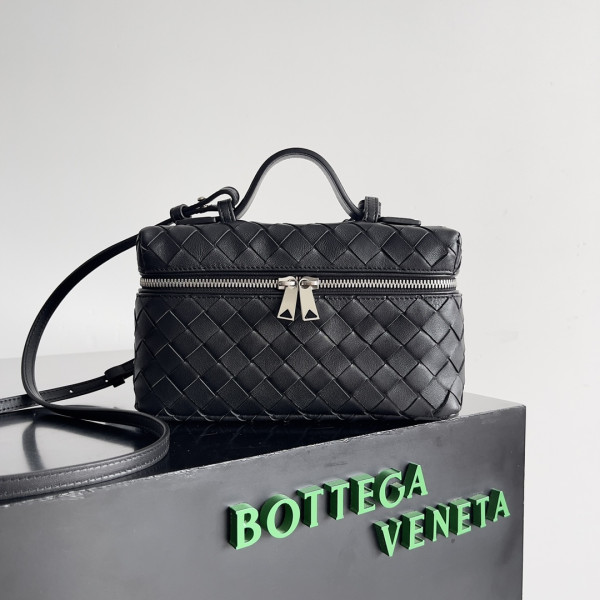 Bo*te*ga ve*ne*ta vanity case crossbody bag