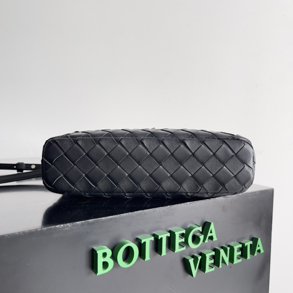 Bo*te*ga ve*ne*ta vanity case crossbody bag