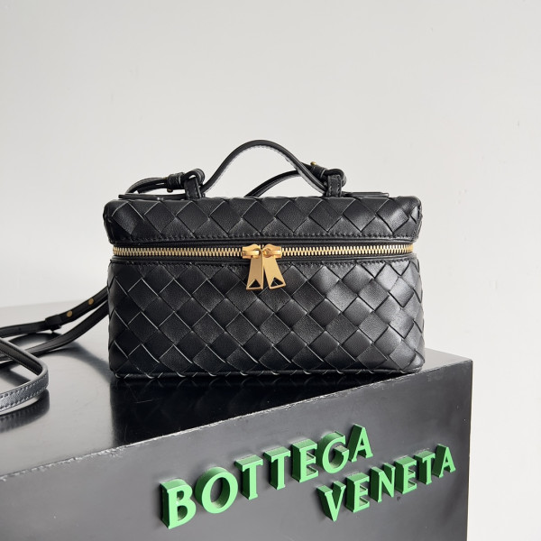 Bo*te*ga ve*ne*ta vanity case crossbody bag