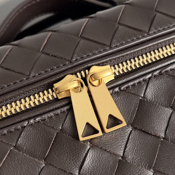 Bo*te*ga ve*ne*ta vanity case crossbody bag