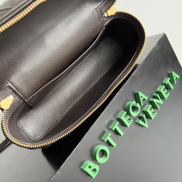 Bo*te*ga ve*ne*ta vanity case crossbody bag