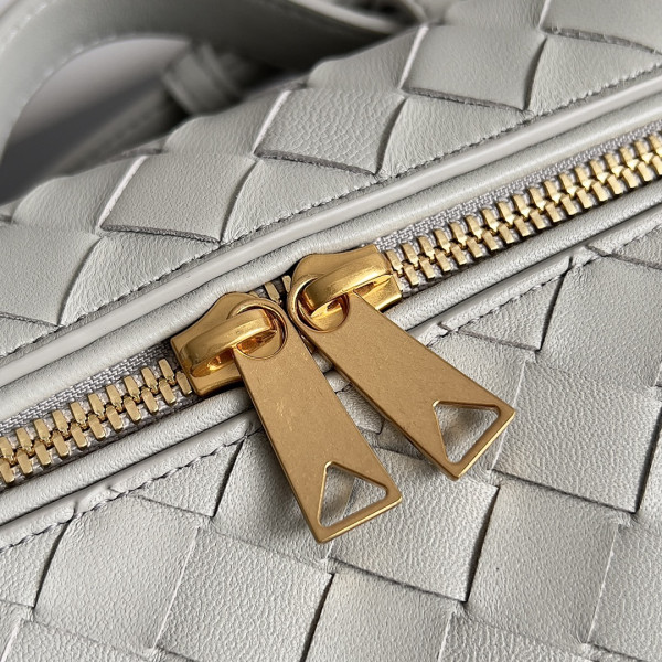 Bo*te*ga ve*ne*ta vanity case crossbody bag