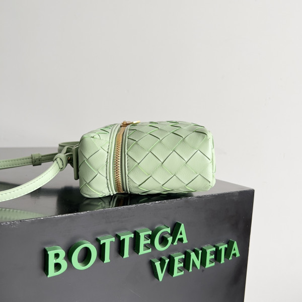 Bo*te*ga ve*ne*ta vanity case crossbody bag