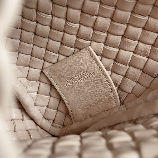 Bo*te*ga ve*ne*ta mini cobble shoulder bag