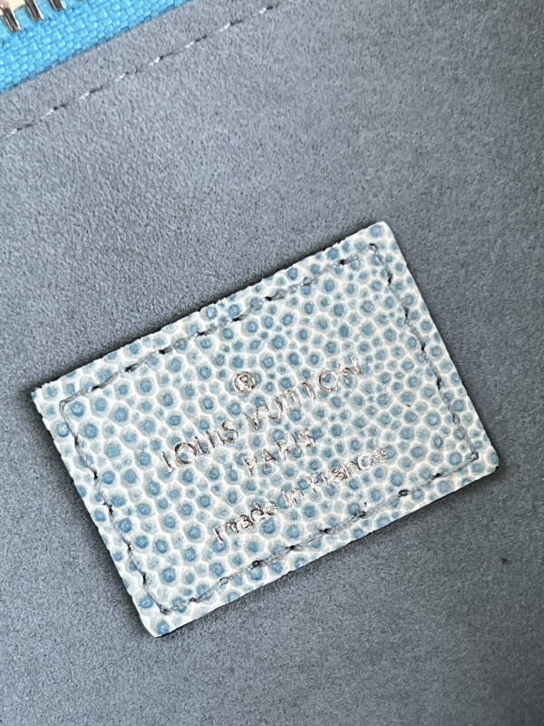 l**is V*t*n coussin pm-26*20*12cm