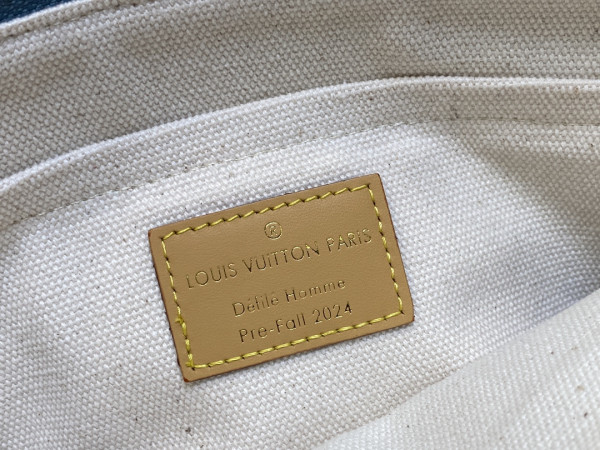 l**is V*t*n pochette to-go-30*21.5*2cm