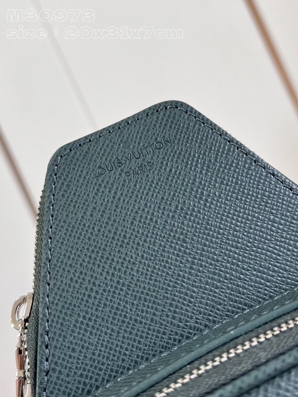 l**is V*t*n avenue slingbag nm-31*20*7cm