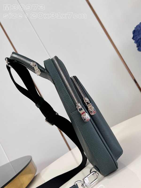 l**is V*t*n avenue slingbag nm-31*20*7cm