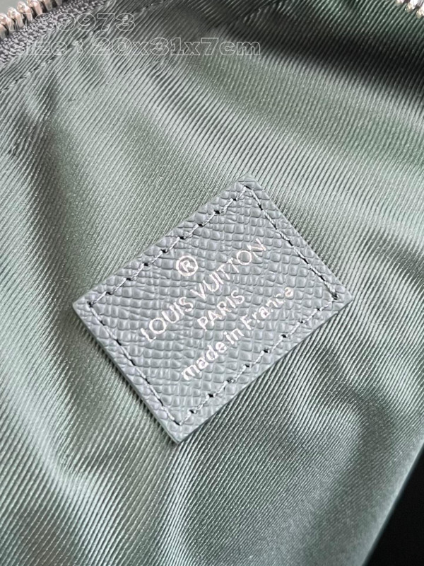 l**is V*t*n avenue slingbag nm-31*20*7cm