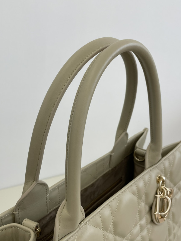 medium D*or book tote-36.5*28*17.5cm