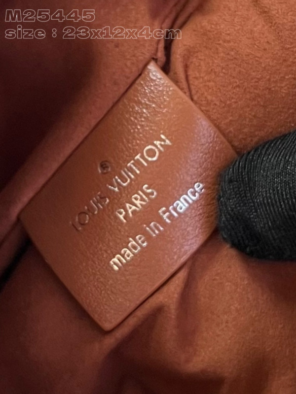 l**is V*t*n slim trunk-23*12*4cm