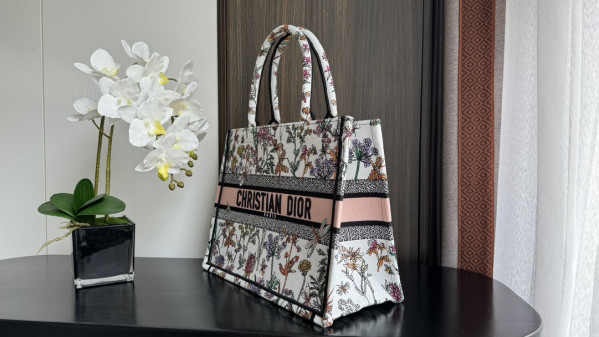 medium D*or book tote-36*18*28cm