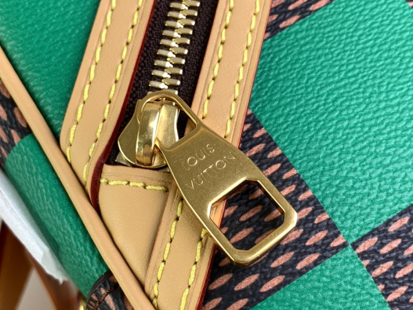 l**is V*t*n chess messenger-24*24*8cm