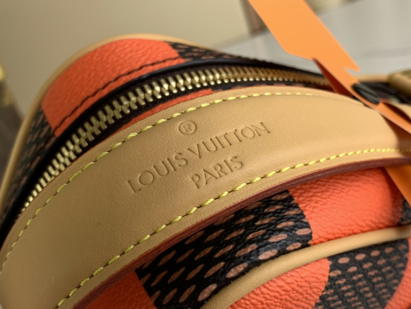 l**is V*t*n chess messenger-24*24*8cm