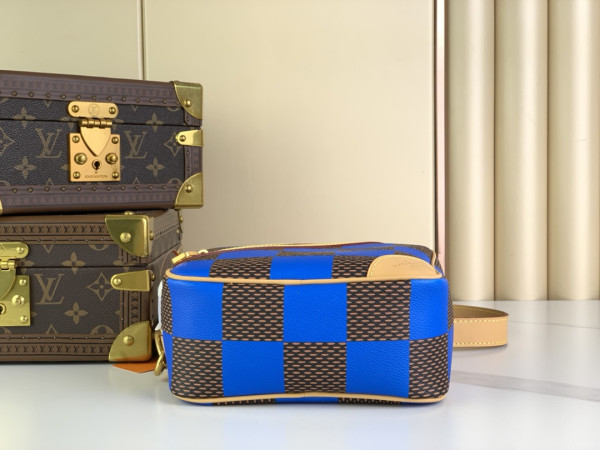 l**is V*t*n chess messenger-24*24*8cm