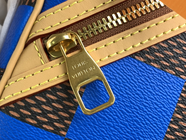 l**is V*t*n chess messenger-24*24*8cm