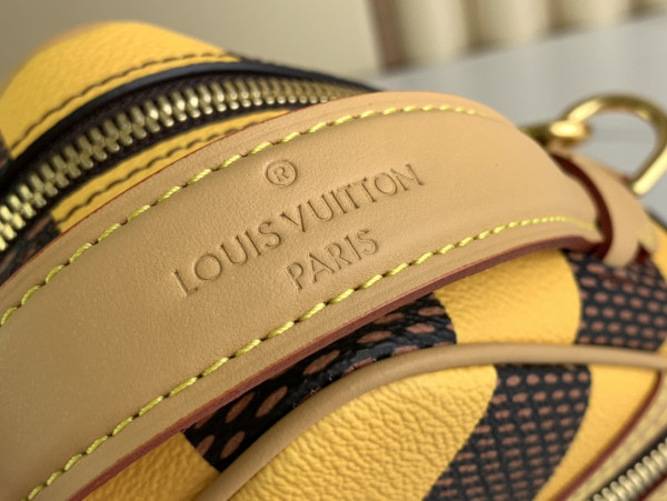 l**is V*t*n chess messenger-24*24*8cm