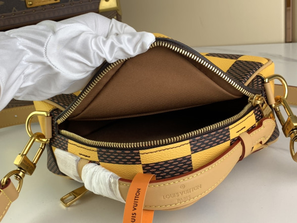 l**is V*t*n chess messenger-24*24*8cm