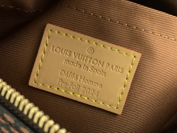 l**is V*t*n chess messenger-24*24*8cm