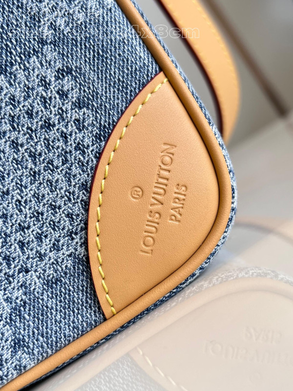 l**is V*t*n chess messenger-24*24*8cm