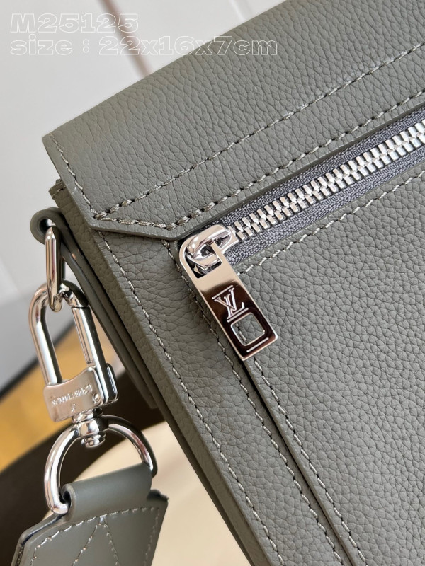 l**is V*t*n takeoff messenger pm-22*16.5*7cm