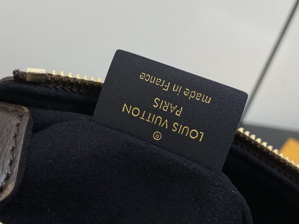 l**is V*t*n slim trunk-23*12*4cm