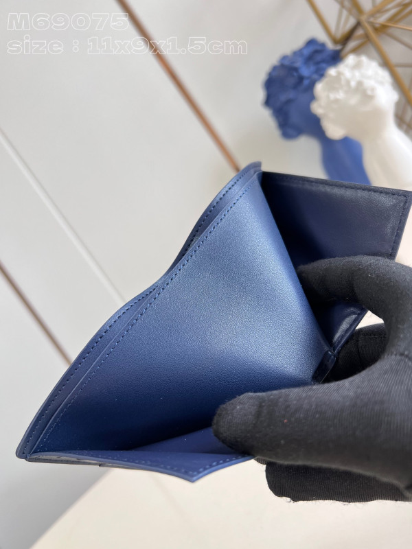 l**is V*t*n slender wallet-11*8.5*2cm