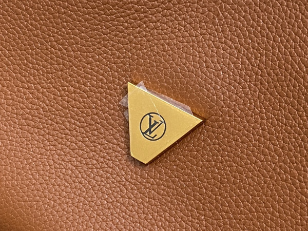 l**is V*t*n soft twist-27*19*9cm