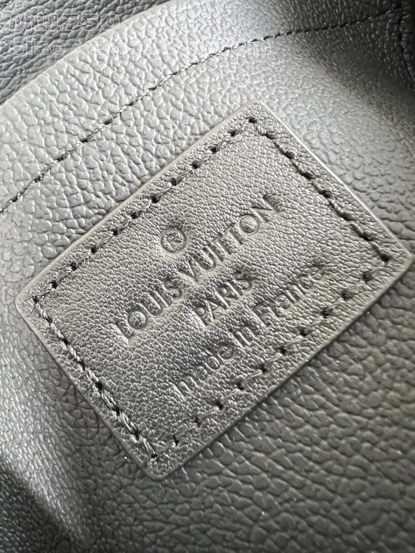 l**is V*t*n toiletry bag-24*13*13cm