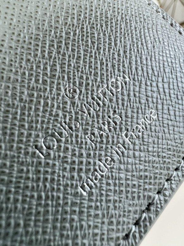 l**is V*t*n brazza wallet-10*19*2cm