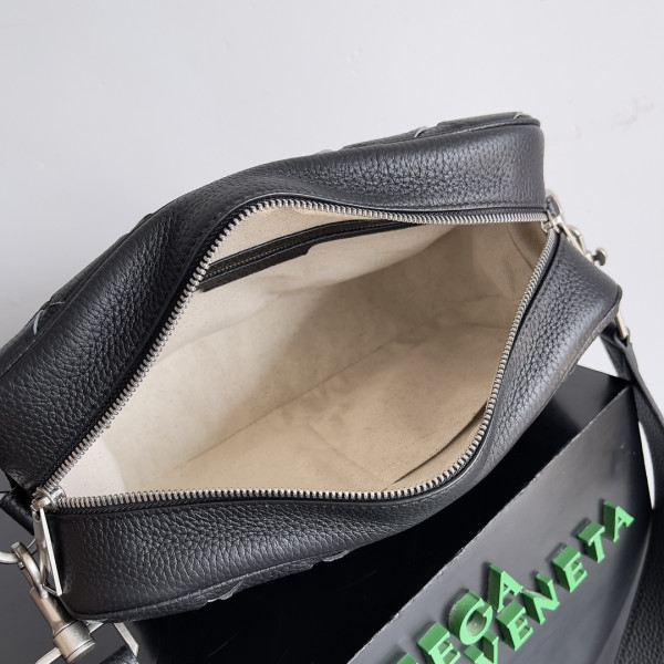 Bo*te*ga ve*ne*ta medium intrecciato camera bag