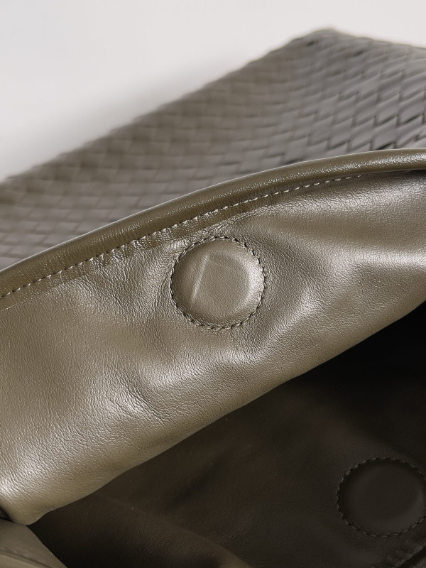 Bo*te*ga ve*ne*ta large hop