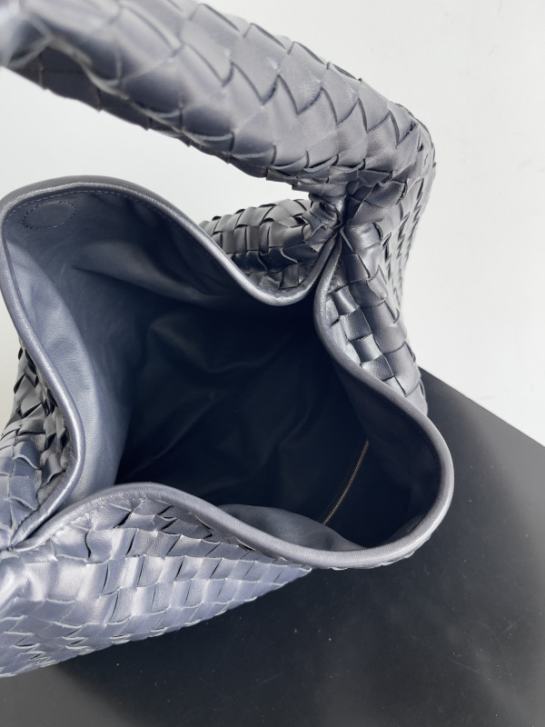 Bo*te*ga ve*ne*ta large hop