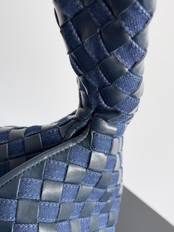 Bo*te*ga ve*ne*ta large hop