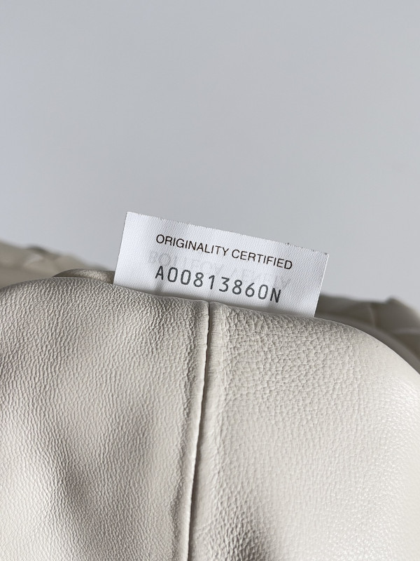 Bo*te*ga ve*ne*ta teen lauren 1980 with chain