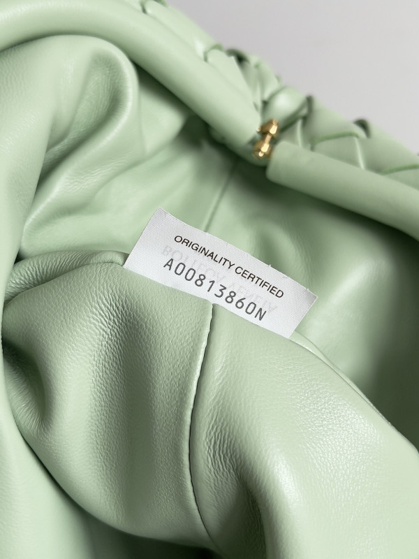 Bo*te*ga ve*ne*ta teen lauren 1980 with chain