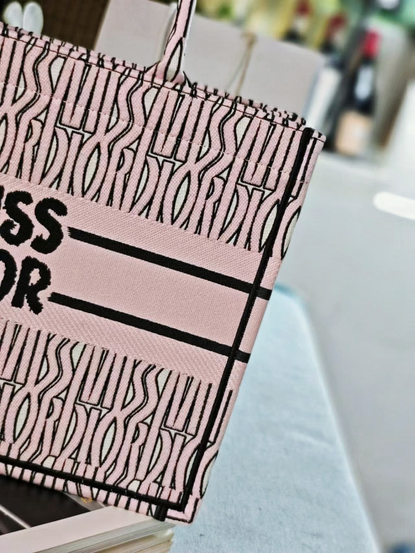 medium D*or book tote-36.5x27.5x16.5cm