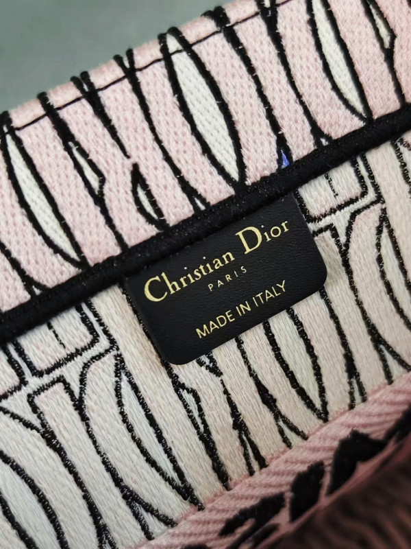 medium D*or book tote-36.5x27.5x16.5cm