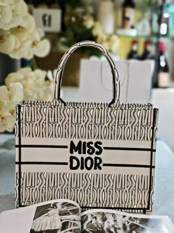 medium D*or book tote-36.5x27.5x16.5cm