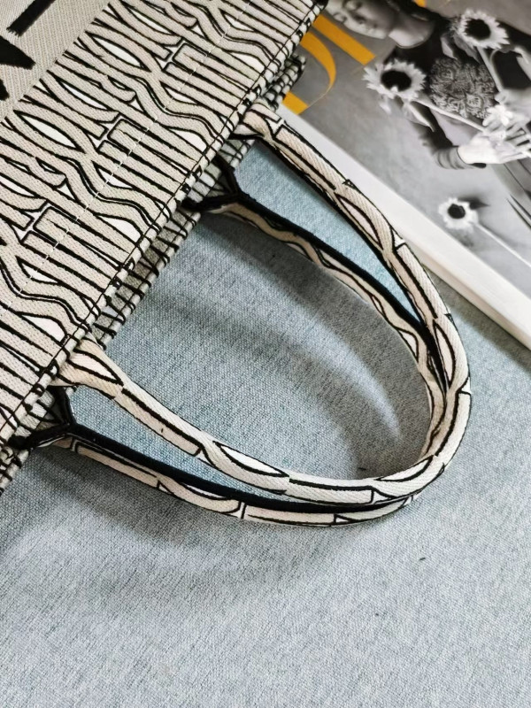 medium D*or book tote-36.5x27.5x16.5cm