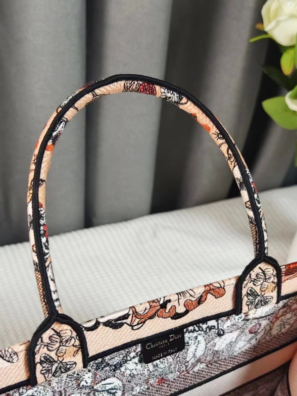 medium D*or book tote-36.5x27.5x16.5cm