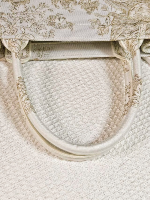 medium D*or book tote-36.5x27.5x16.5cm