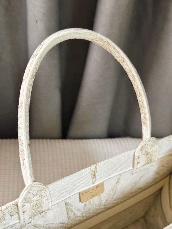 medium D*or book tote-36.5x27.5x16.5cm