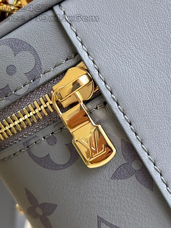 l**is V*t*n vanity chain pouch-19 x 11.5 x 6.5 cm