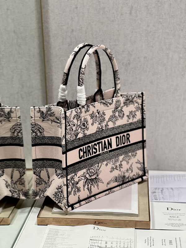 medium D*or book tote