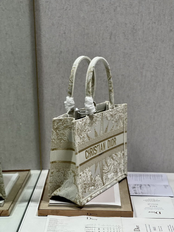 medium D*or book tote