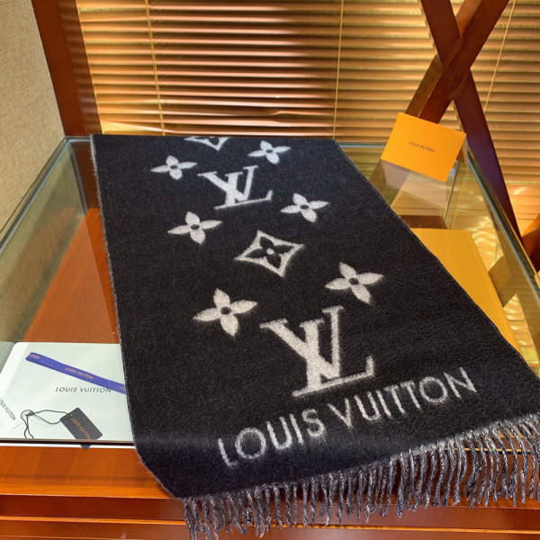 l**is V*t*n reykjavik scarf